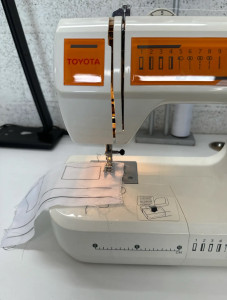 Photo de galerie - Ourlets, retouches, trous…