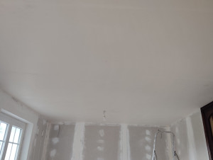 Photo de galerie - Bande placo et pose de toile fine au plafond 