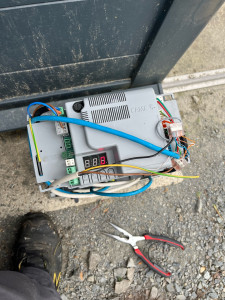 Photo de galerie - Dépannage sur moteur portail coulissant 