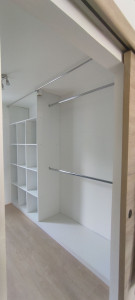 Photo de galerie - Placard de chambre sur mesure en mélaminé blanc.