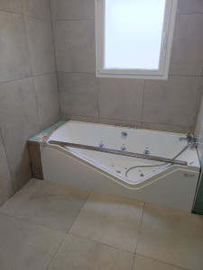 Photo de galerie - Pose baignoire balnéo avec carrelage sol et murs