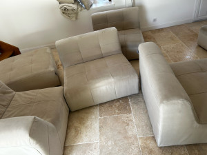 Photo de galerie - Nettoyage du canapé en profondeur, avec un aspirateur extracteur professionnel. 