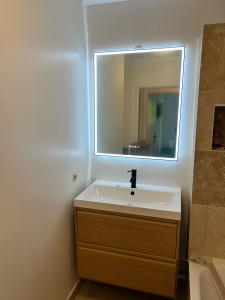 Photo de galerie - Meuble salle de bain et miroir 