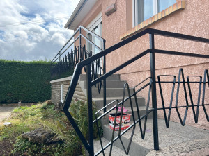 Photo de galerie - Rénovation et remise en peinture de garde-corps métalliques extérieurs : préparation et ponçage des supports, traitement des zones oxydées, application d’un primaire anticorrosion et finition noire satinée professionnelle.