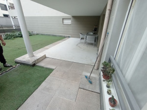 Photo de galerie - Création d' une terrasse en béton ename également aménagement avec de gazon et paves en béton .