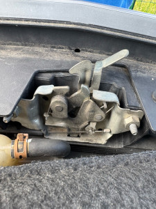 Photo de galerie - Changement de système d’ouverture de Capot suite à un accident. 