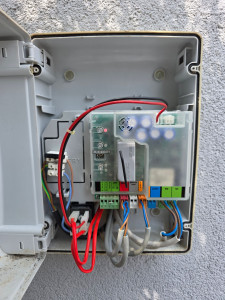 Photo de galerie - Remplacement d’une carte FAAC avec reconfiguration du système. Test complet pour assurer un fonctionnement fiable et sécurisé de l’automatisme.