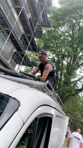 Photo de galerie - Quand faut monter sur la galerie faut monter, le client a sous-estimé le cubage.