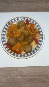 Photo de galerie - Un exemple de petit plat que je fait
Boulette de boeuf/ semoule de blé /poivrons & oignons fondants