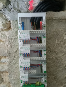 Photo de galerie - Installation d'un tableau électrique Shneider Xe en sous sol
le tableau repose sur une Gtl Shneider afin de garantir la sécurité et l'évolution de l'installation électrique 