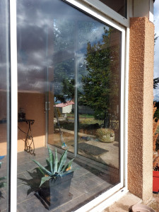 Photo de galerie - Nettoyage de vitres d'une véranda, qui était très atteinte par les intempéries et les mouches.

