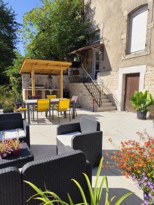 Photo de galerie - Terrasse abri bois mises en valeur des pierres.
escalier reconditionné complètement largeur profondeur avec mise en place d'un grille d'escalier adapté a l'escalier.