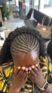 Photo de galerie - Fulani Braids demi tête plus Nattes collés 