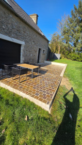 Photo de galerie - Réalisations de la terrasse en pierre naturelle sur fondation et dalle béton  