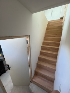 Photo de galerie - Création d’un escalier en hêtre et d’un cloison placo pour fermer le garage du premier étage 