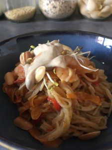 Photo de galerie - Noodles au satay, crevettes et légumes 