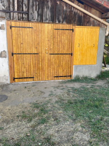 Photo de galerie - Porte de garage, poncée et lasurée