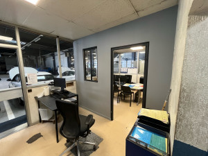 Photo de galerie - Création d’une cloison avec porte et verrière pour bureau