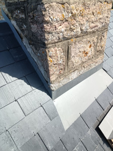 Photo de galerie - Entourage de cheminée avec bavette en zinc quartz ,noquets 