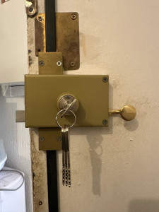 Photo de galerie - Installation du serrure parisienne 