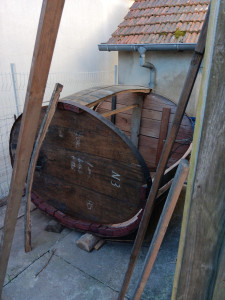 Photo de galerie - Restauration de meubles, travaux d'intérieur en tout genre ...
(restauration intégrale de ma maison en cours)
Ici re-montage d'un foudre dans mon jardin.