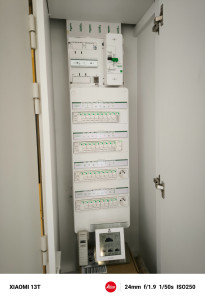Photo de galerie - Montage d’un tableau électrique 4 rangées conforme aux normes en vigueur.