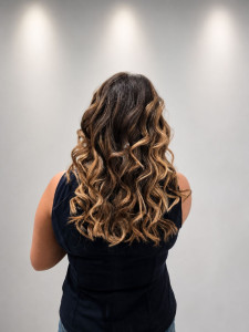 Photo de galerie - Ombré blond miel coiffure wavy 