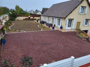 Photo de galerie - Aménagement jardin: terrasse, massifs, bordures, gazon, cour