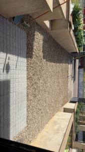 Photo de galerie - Terrassement fini pose de paver et cailloux 