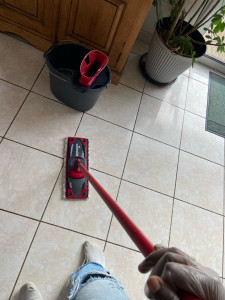 Photo de galerie - Seau et balai serpillère / Seau et balai franges