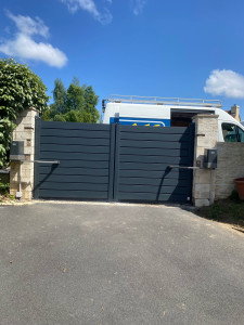 Photo de galerie - Pose portail en aluminium + motorisation 