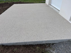 Photo de galerie - Création d’une terrasse en béton désactivé petit cailloux 