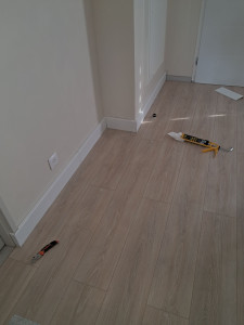 Photo de galerie - Pose des plinthes 