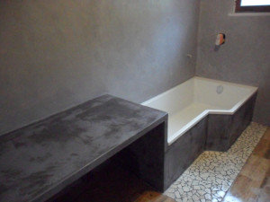 Photo de galerie - Réalisation d'un plan vasque avec panneaux de construction WEDI 50 mm+ application d'un béton ciré sur plan et mur