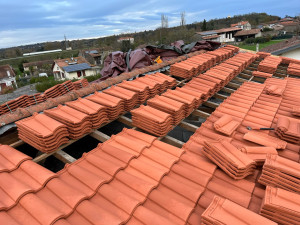 Photo de galerie - Chantier Valentine changement des tuiles pour la toiture complète 