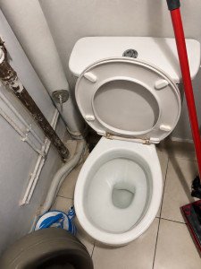 Photo de galerie - Débouchage de WC bouché réalisé avec du matériel professionnel. Après diagnostic, l’obstruction a été éliminée et l’évacuation a été entièrement rétablie. Intervention rapide, propre et efficace. 