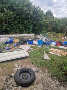Photo de galerie - Nettoyage d'un terrain après le départ des locataires 