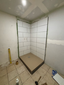 Photo de galerie - Pose de carrelage mur et sol dans un appartement en rénovation