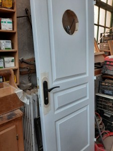 Photo de galerie - Réparation de porte et création de mobilier 