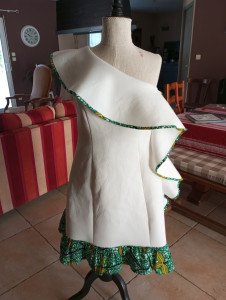 Photo de galerie - Rajout de biais sur volant et d une bande froncé en bas de la robe 