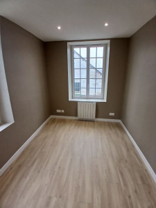 Photo de galerie - Travaux de peinture et pose du parquet stratifié. 