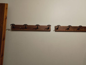 Photo de galerie - Installation de 4 porte-manteaux dans un appartement 