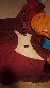 Photo de galerie - Guitare électrique que j'ai fabriquée il y a environ 8 ans. je n'avais plus de photo une fois la guitare terminée 