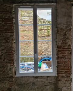 Photo de galerie - Pose d'une fenêtre double vantaux pvc
