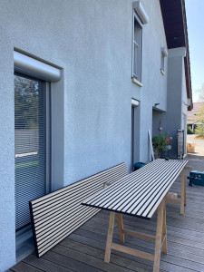 Photo de galerie - Création du claustra décoratif en tasseaux bois, avec mise en place progressive de la structure et travail précis des alignements.