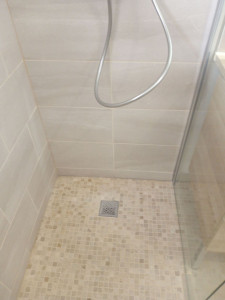 Photo de galerie - Pose de mosaïque travertin 30x30 