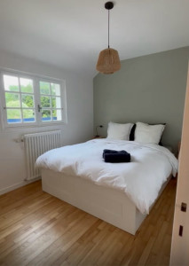 Photo de galerie - Préparation chambre – propreté et confort garantis