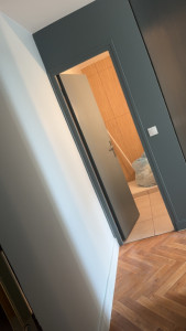 Photo de galerie - Application de peinture de différentes couleurs sur le mur