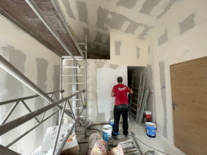 Photo de galerie - Faux plafond et murs dans une suite parentale 