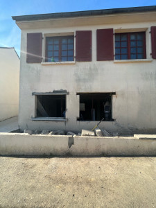 Photo de galerie - Création de deux ouvertures sur mur extérieur pour pose de menuiseries. 
